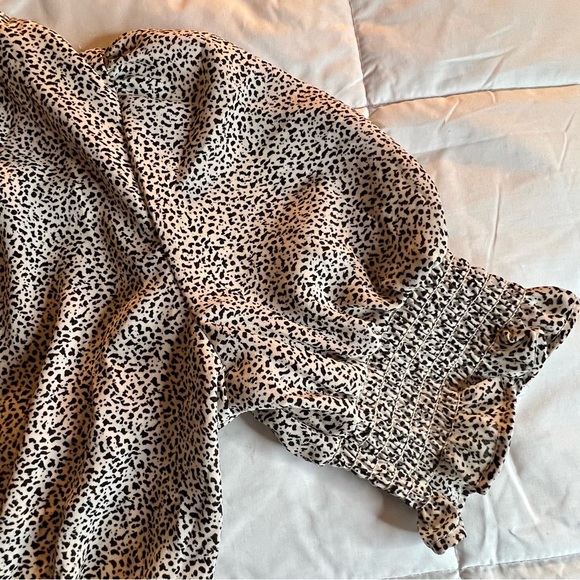 NWT Sienna Sky quarter sleeve blouse. Women’s size small. Ruched sleeves - Picture 6 of 9